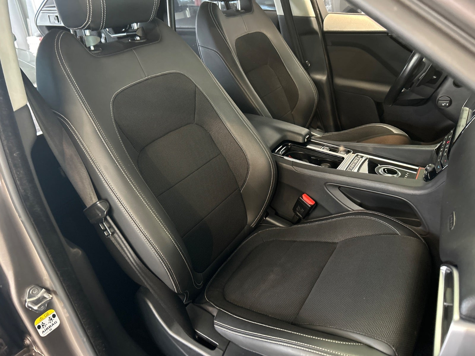 Beige Jaguar F-Pace fra 2017