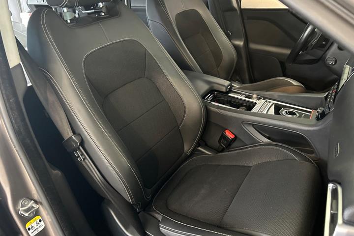 Beige Jaguar F-Pace fra 2017