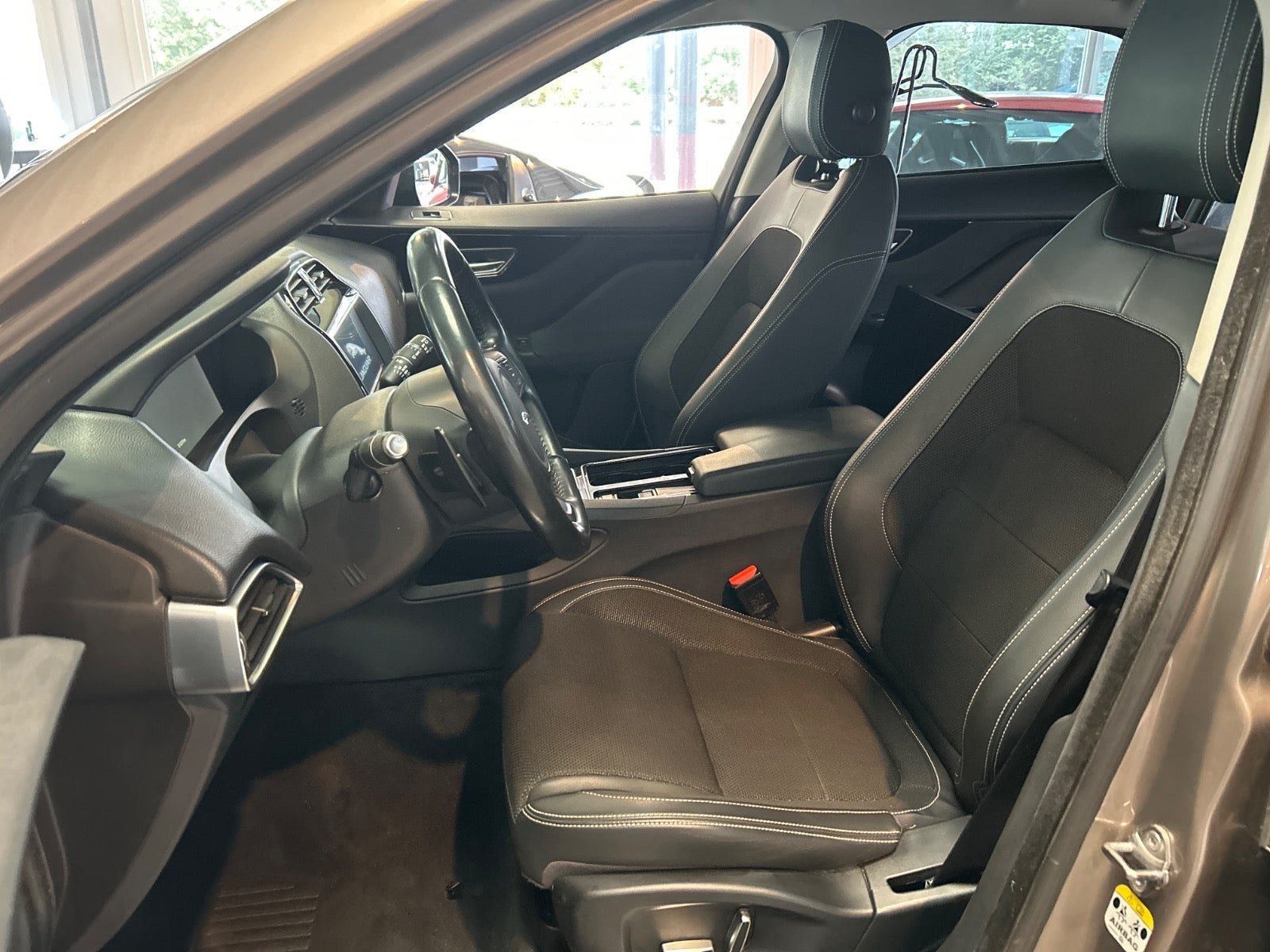 Beige Jaguar F-Pace fra 2017
