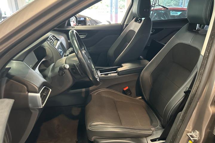 Beige Jaguar F-Pace fra 2017
