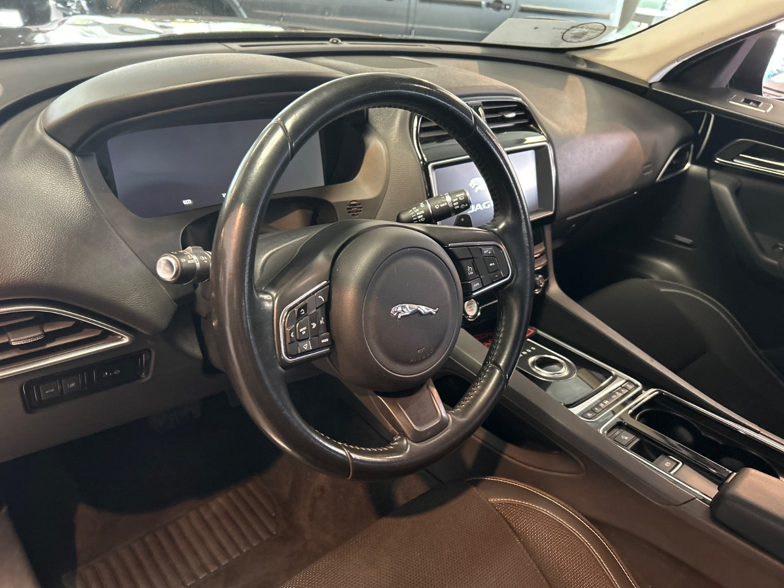 Beige Jaguar F-Pace fra 2017
