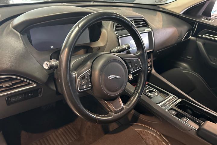 Beige Jaguar F-Pace fra 2017