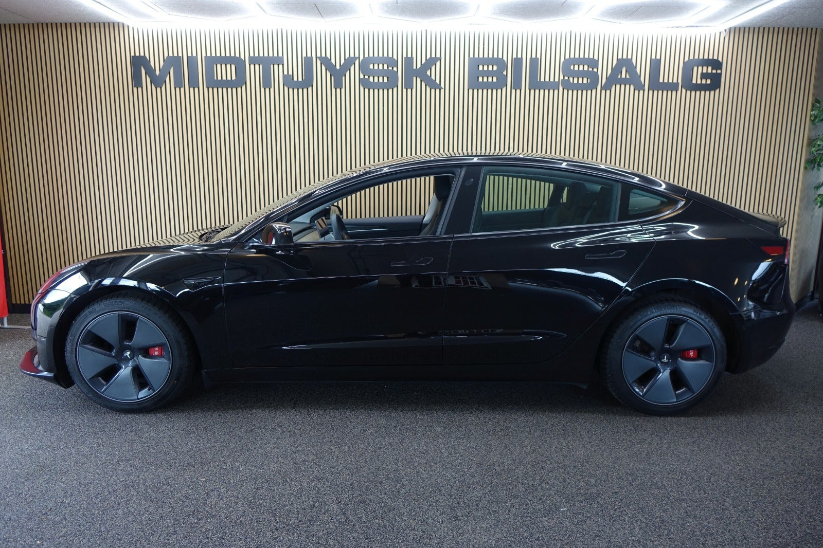 Sort Tesla Model 3 fra 2021