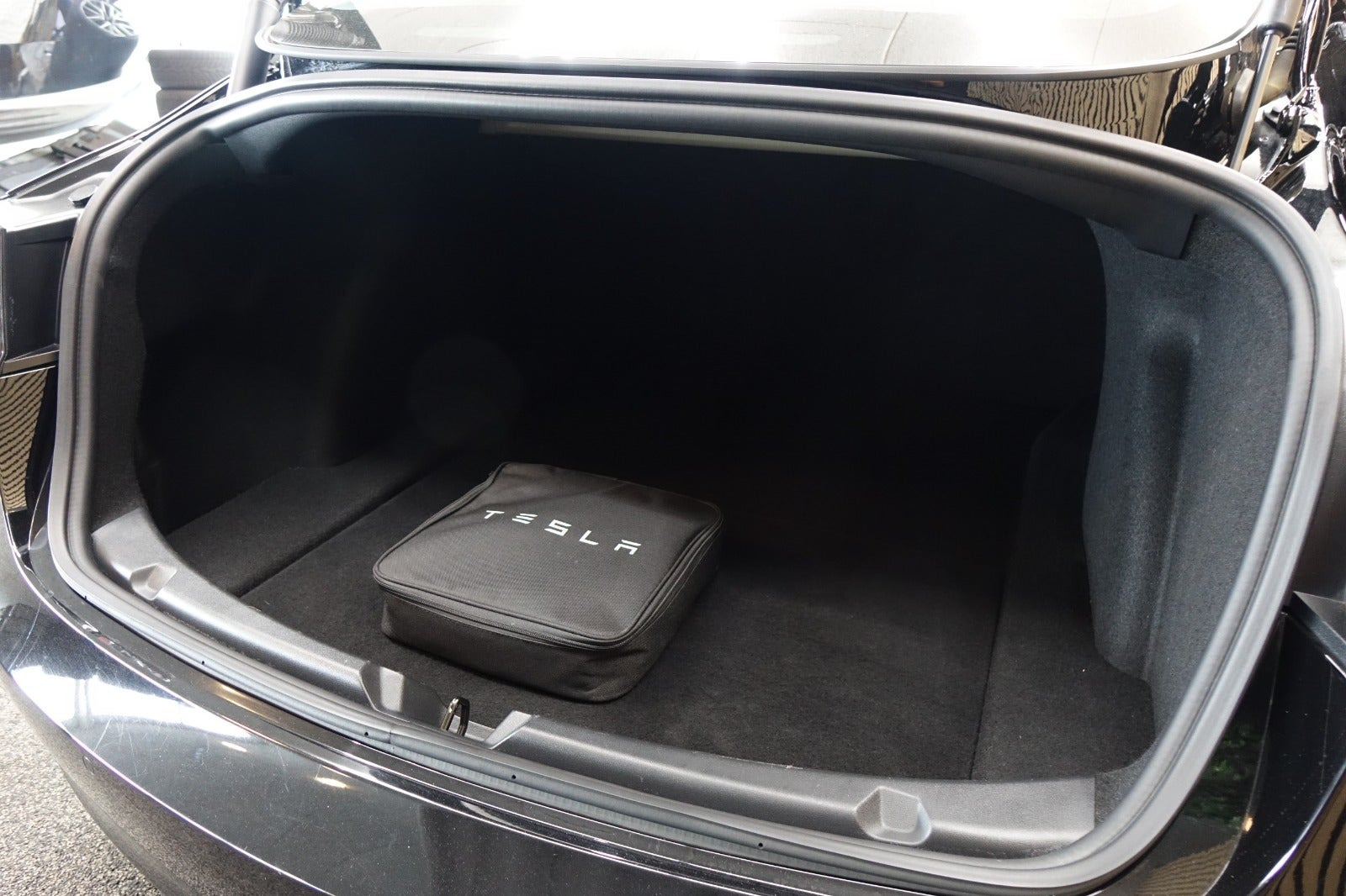Sort Tesla Model 3 fra 2021