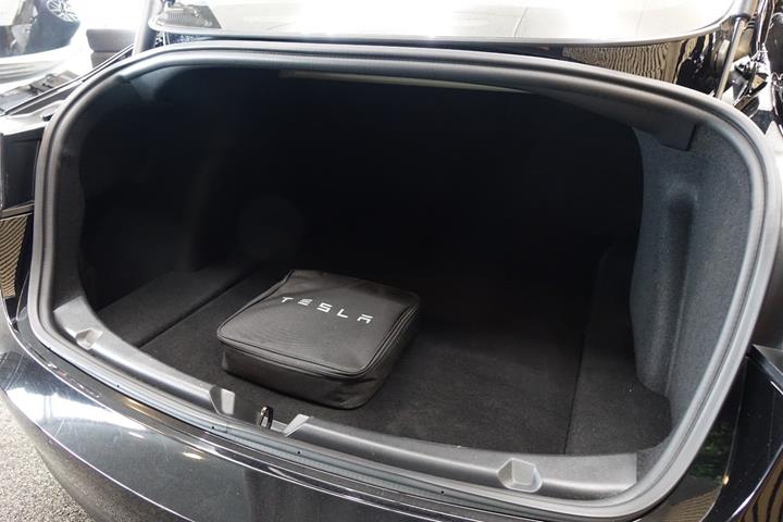 Sort Tesla Model 3 fra 2021