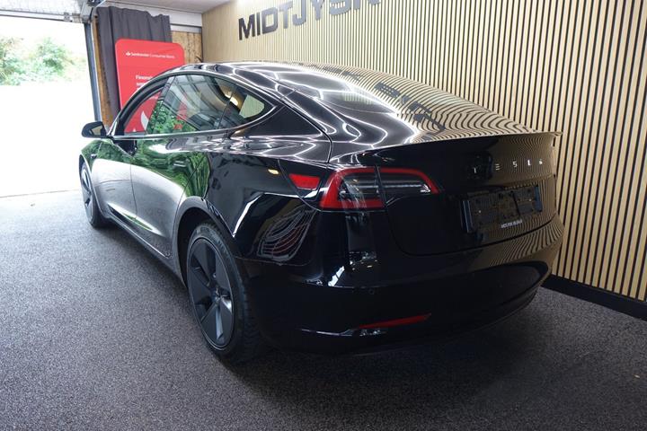Sort Tesla Model 3 fra 2021