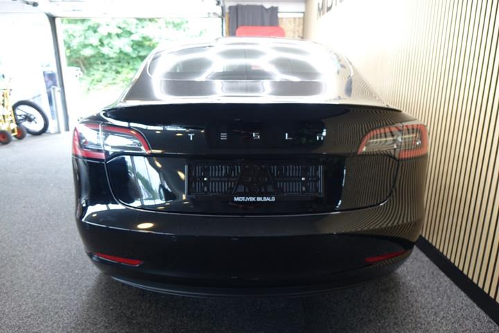 Sort Tesla Model 3 fra 2021