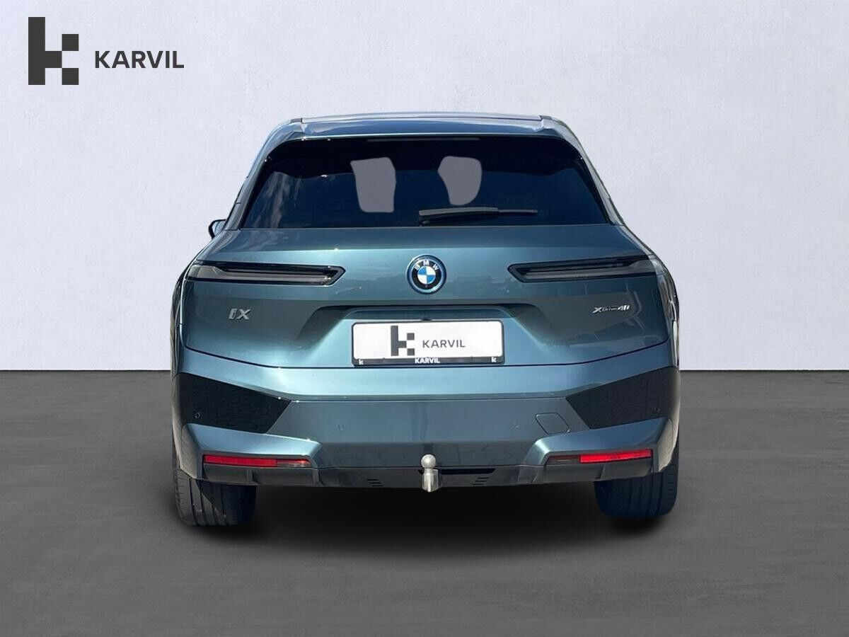 Grå BMW iX fra 2023