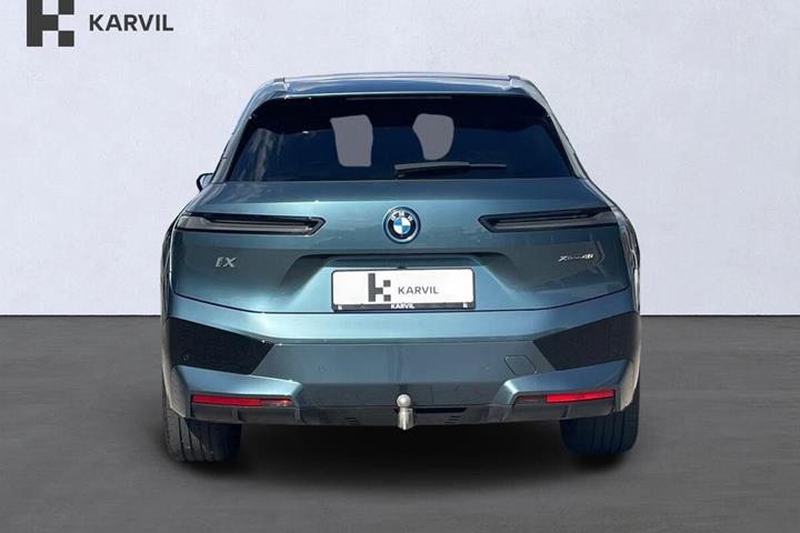 Grå BMW iX fra 2023