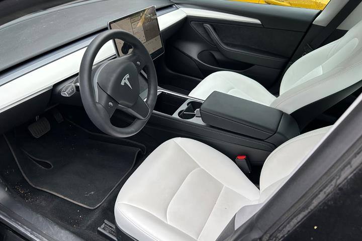 Sort Tesla Model 3 fra 2022