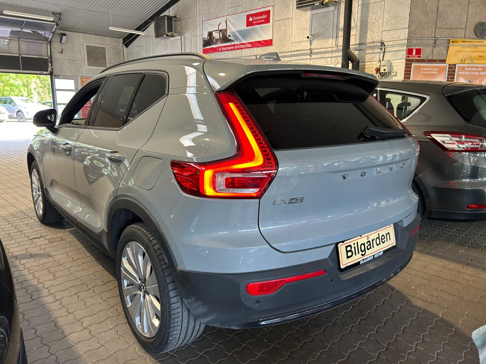 Sølv Volvo EX40 fra 2025