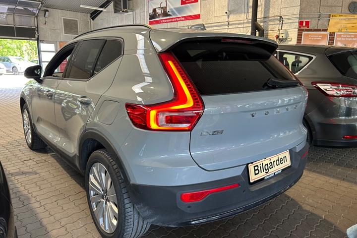 Sølv Volvo EX40 fra 2025