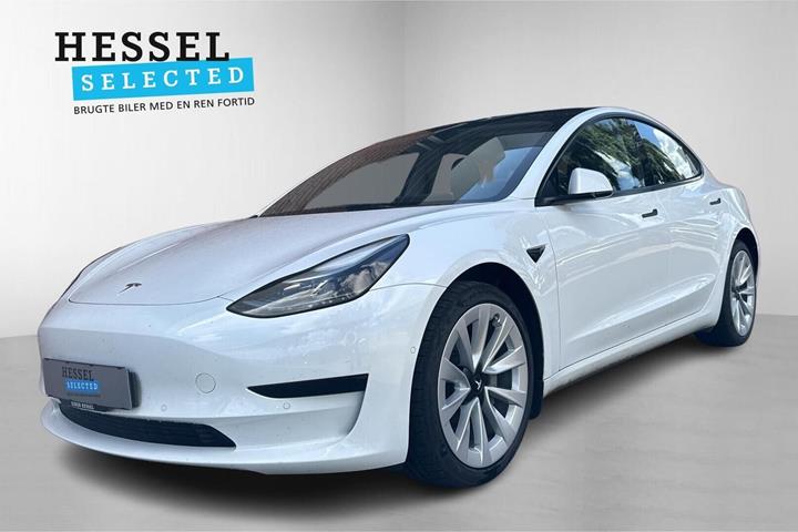 Hvid Tesla Model 3 fra 2022 set udefra