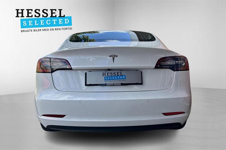 Hvid Tesla Model 3 fra 2022