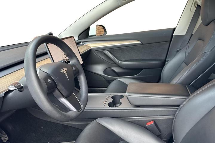 Hvid Tesla Model 3 fra 2022