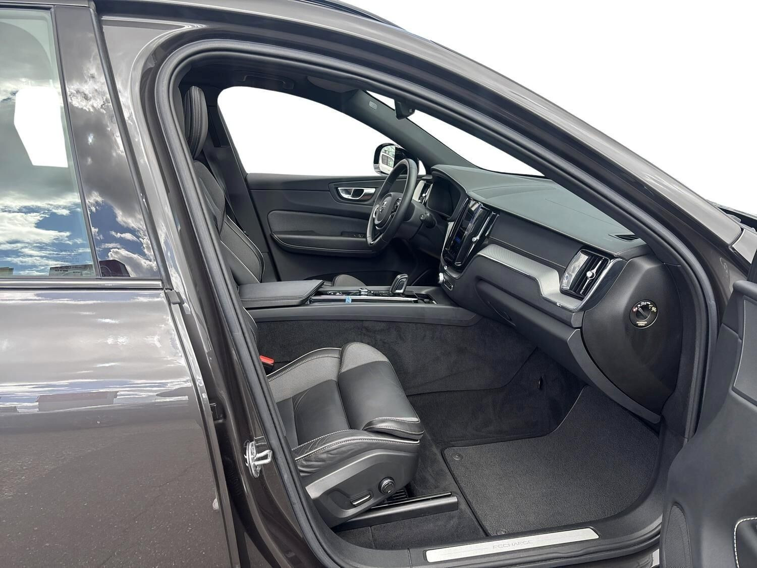 Grå Volvo XC60 fra 2021