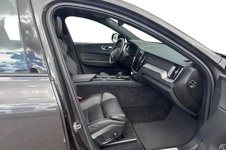 Grå Volvo XC60 fra 2021
