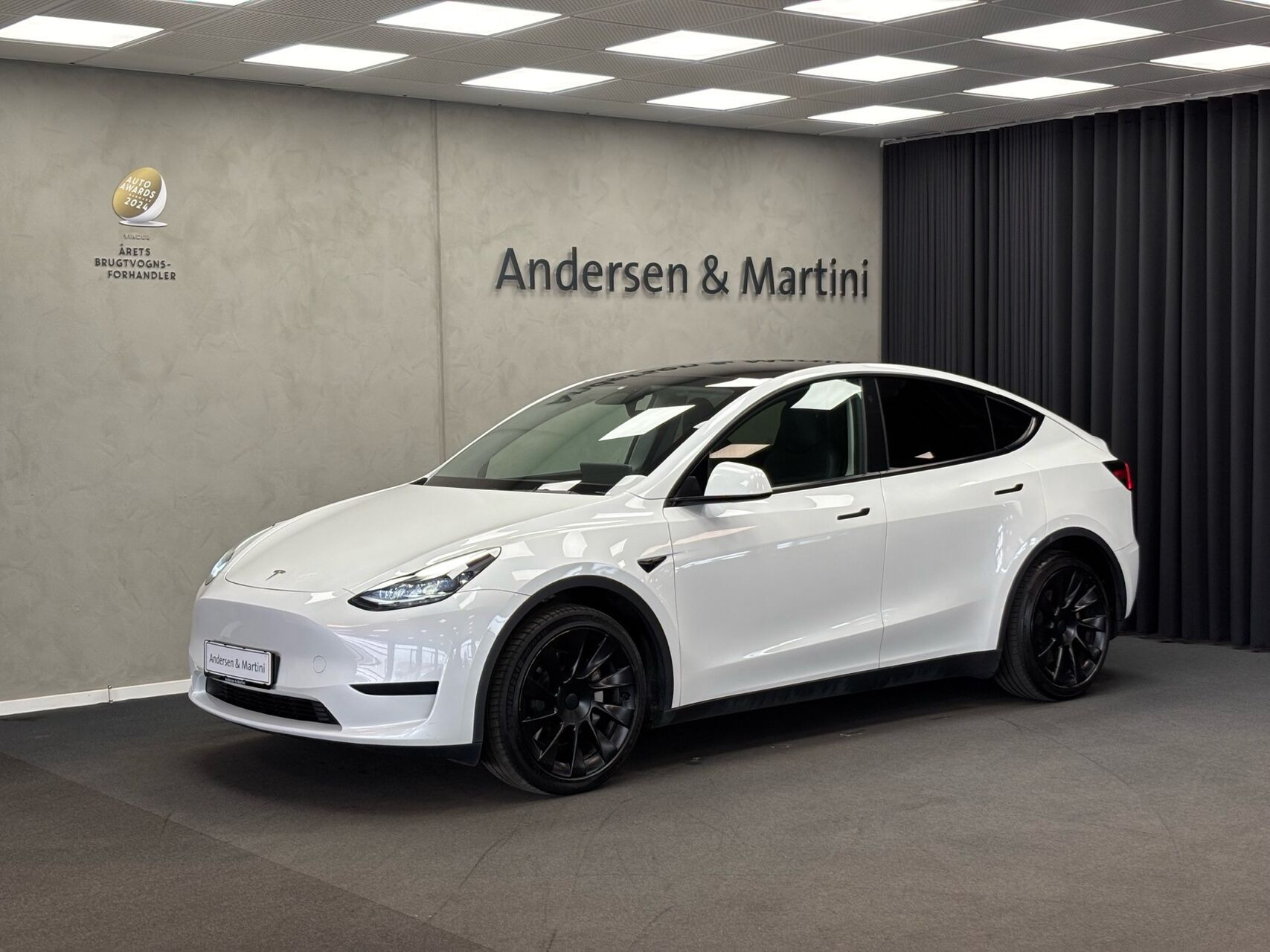 Hvid Tesla Model Y fra 2024