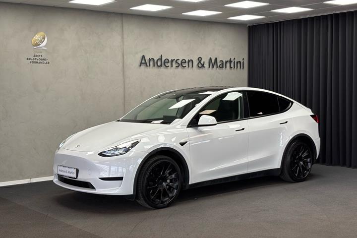 Hvid Tesla Model Y fra 2024