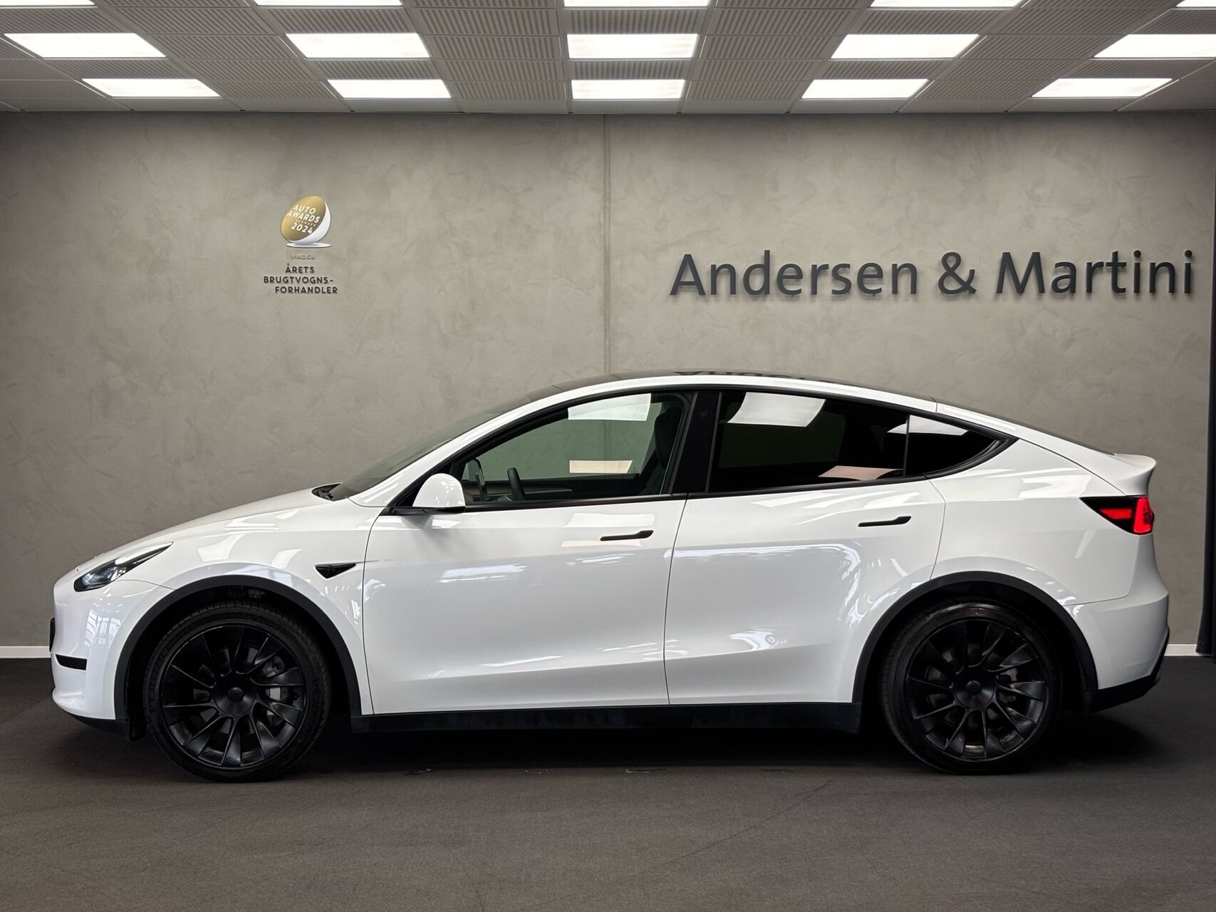 Hvid Tesla Model Y fra 2024