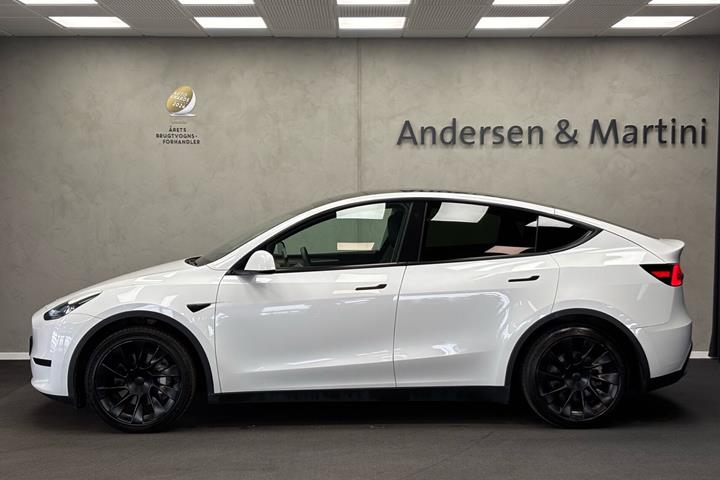 Hvid Tesla Model Y fra 2024