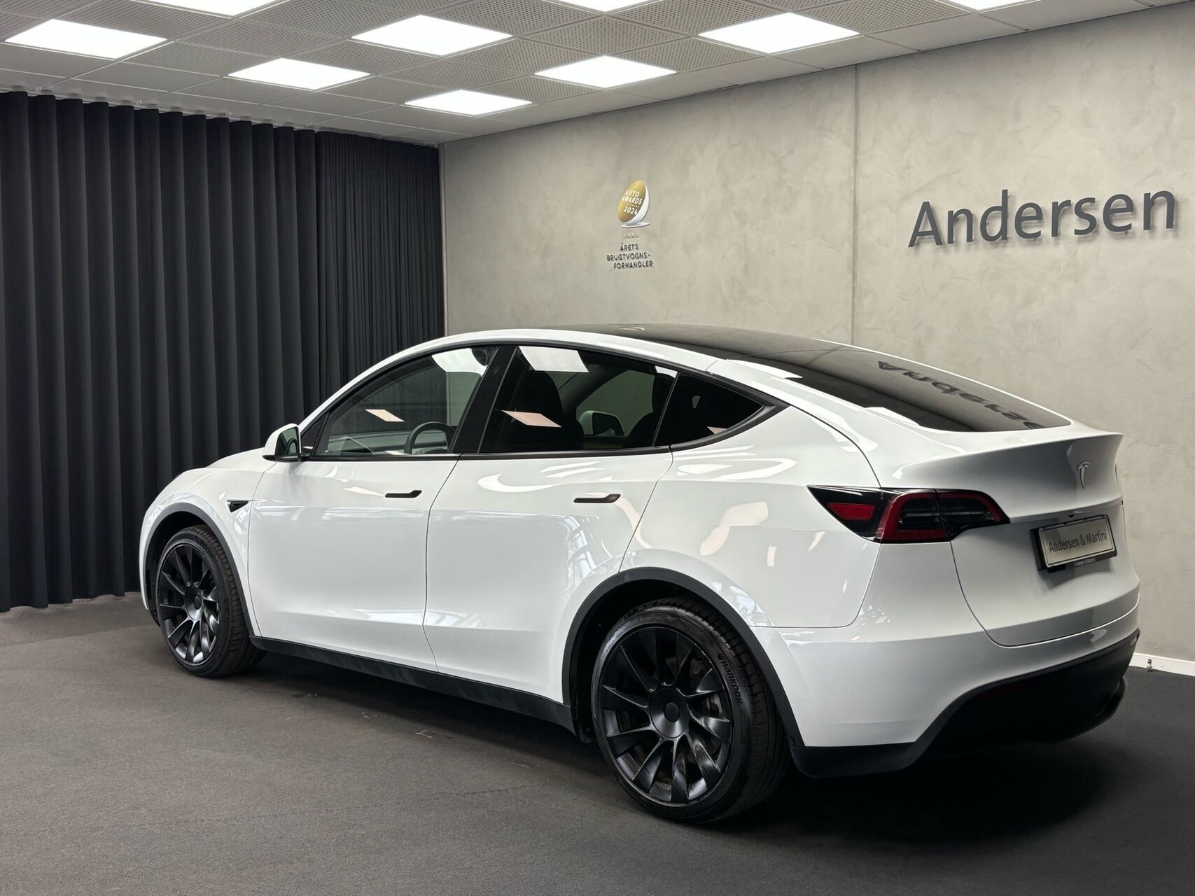 Hvid Tesla Model Y fra 2024