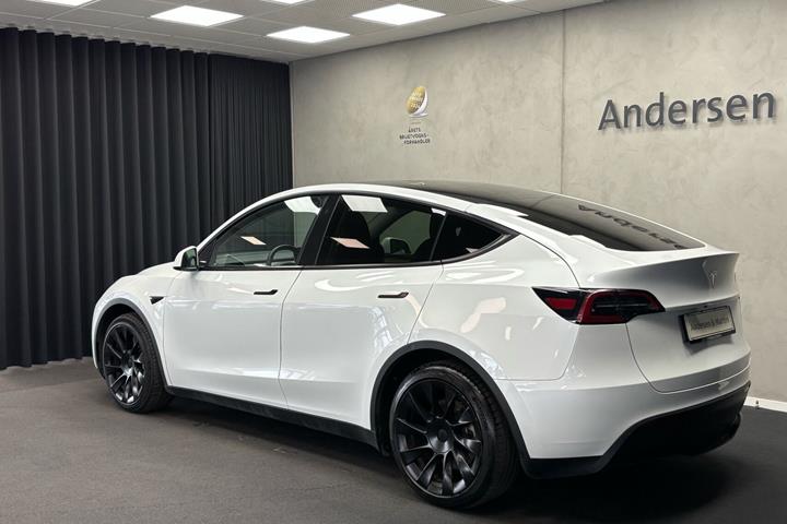 Hvid Tesla Model Y fra 2024