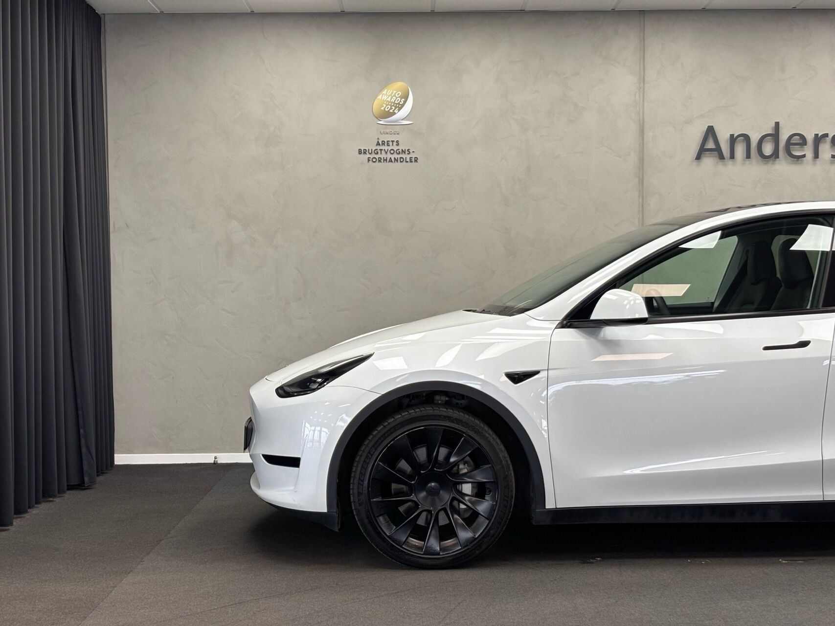 Hvid Tesla Model Y fra 2024