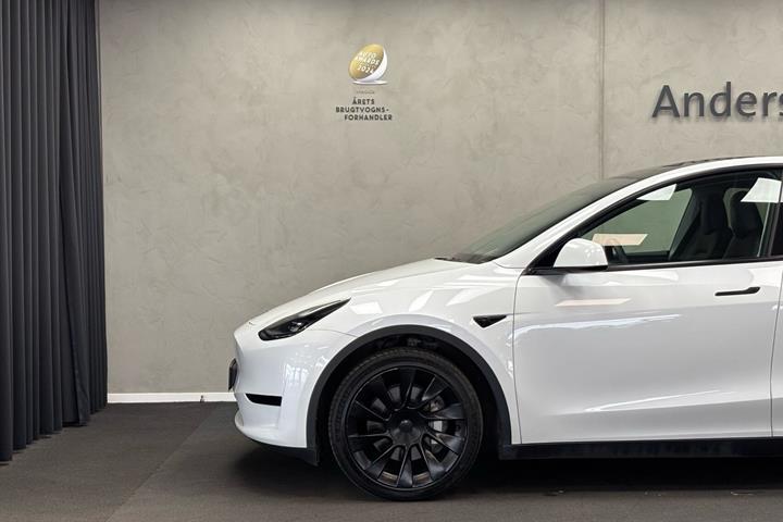 Hvid Tesla Model Y fra 2024
