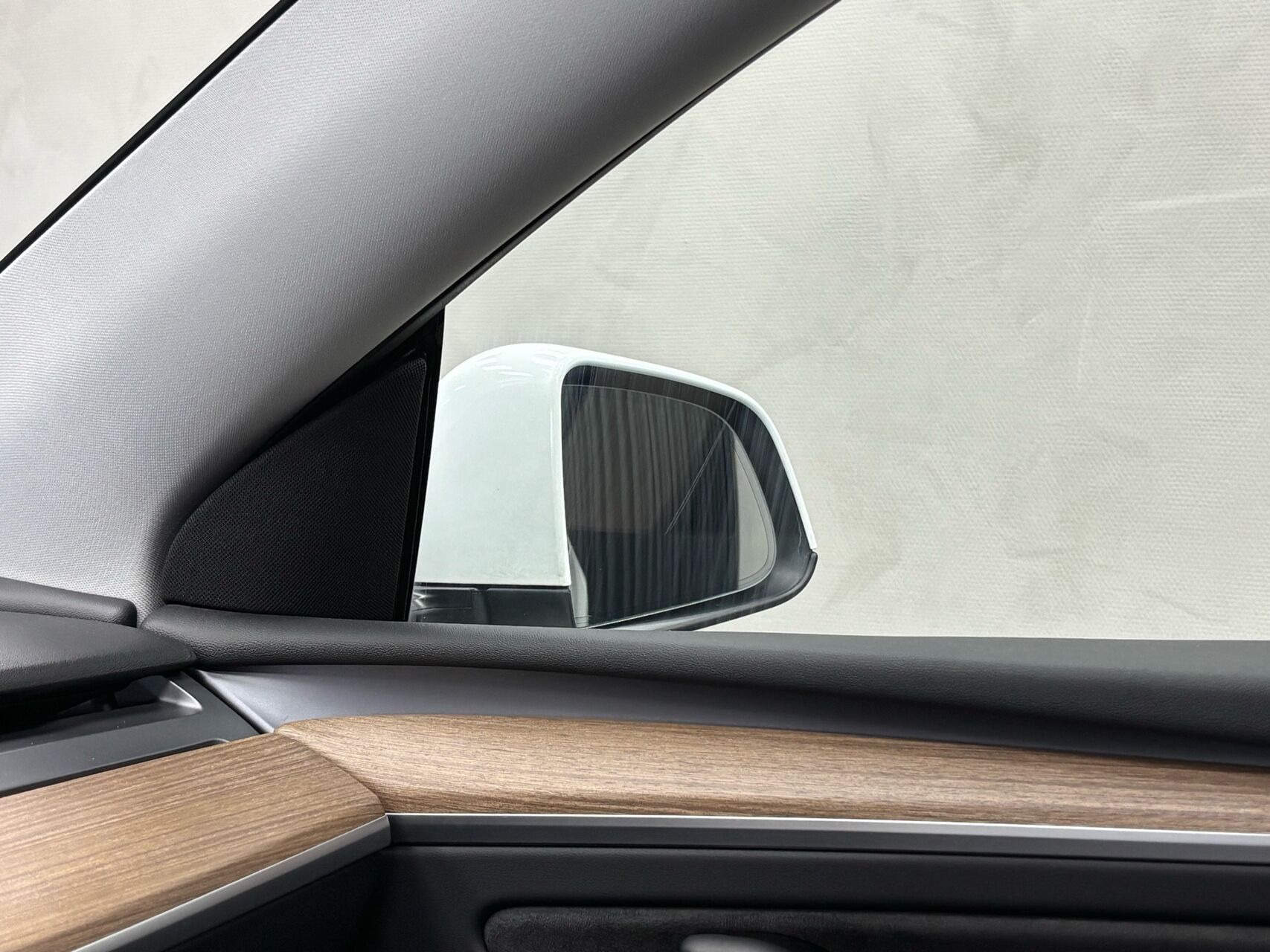 Hvid Tesla Model Y fra 2024