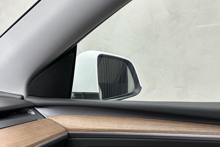 Hvid Tesla Model Y fra 2024