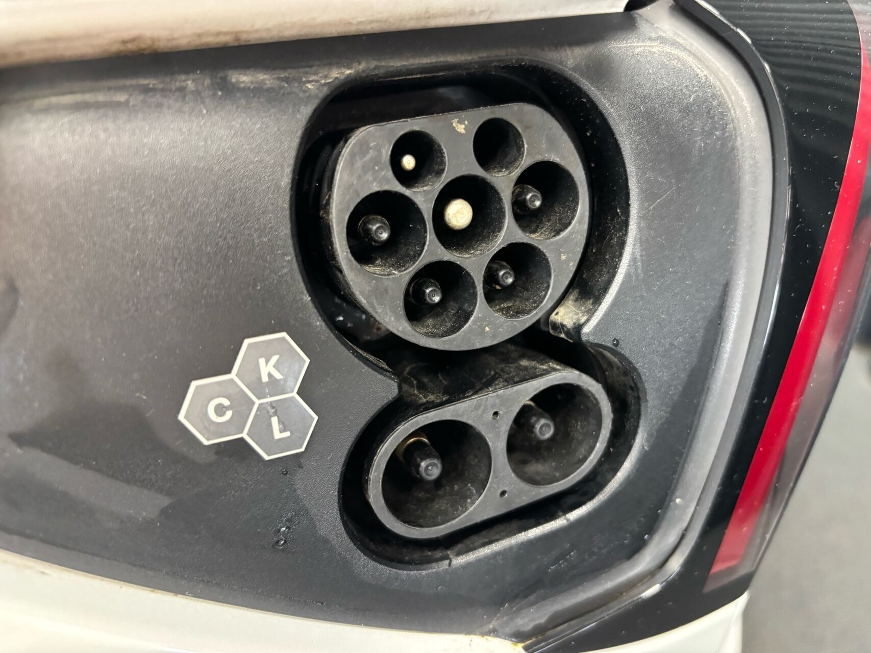 Hvid Tesla Model Y fra 2024