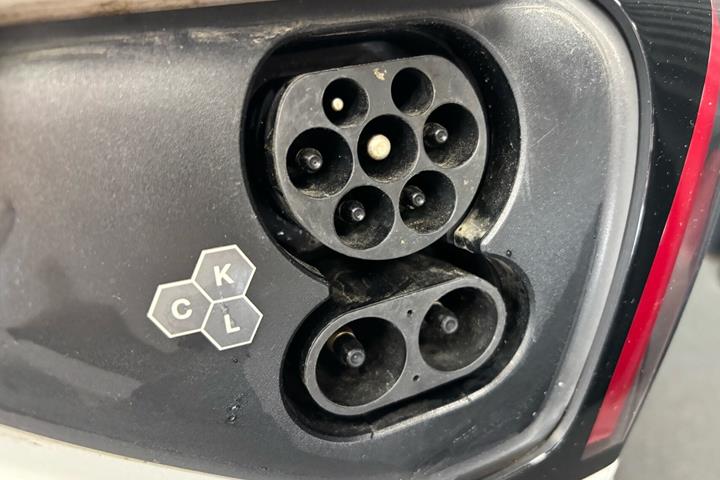 Hvid Tesla Model Y fra 2024