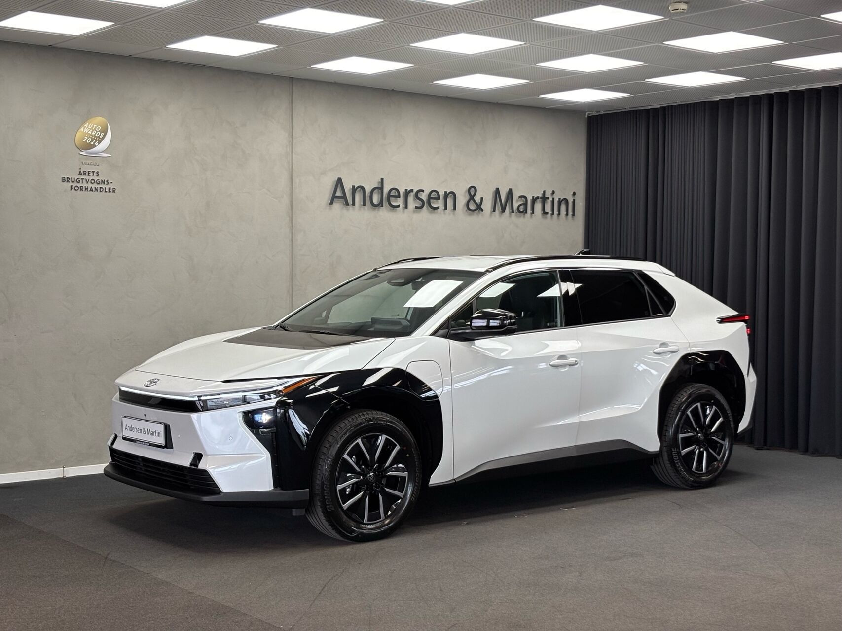 Hvid Toyota BZ4X fra 2026