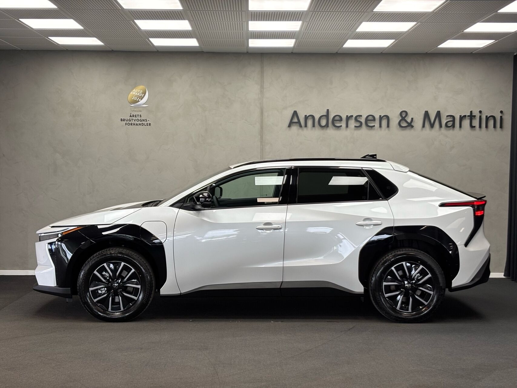 Hvid Toyota BZ4X fra 2026