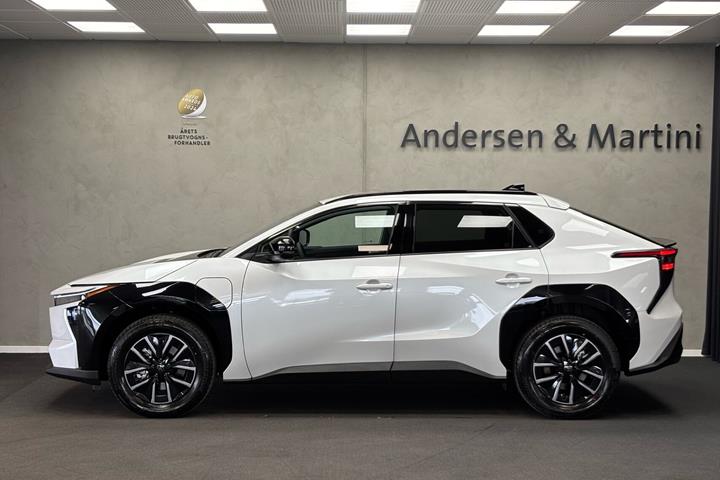 Hvid Toyota BZ4X fra 2026