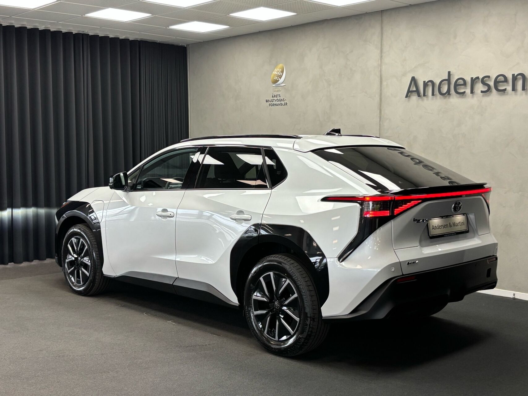 Hvid Toyota BZ4X fra 2026