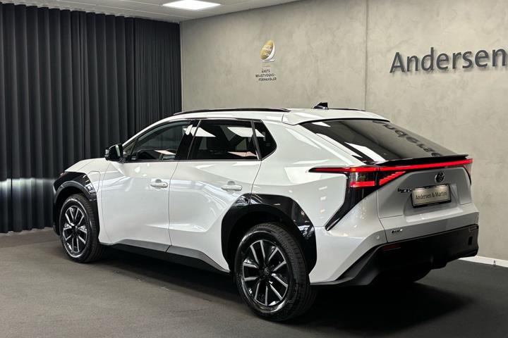 Hvid Toyota BZ4X fra 2026