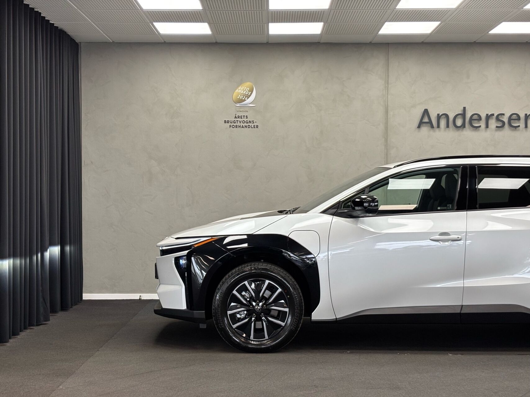 Hvid Toyota BZ4X fra 2026