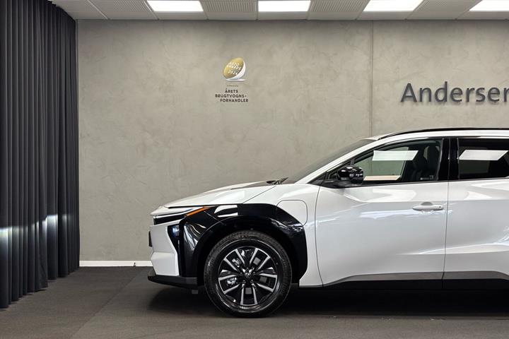 Hvid Toyota BZ4X fra 2026