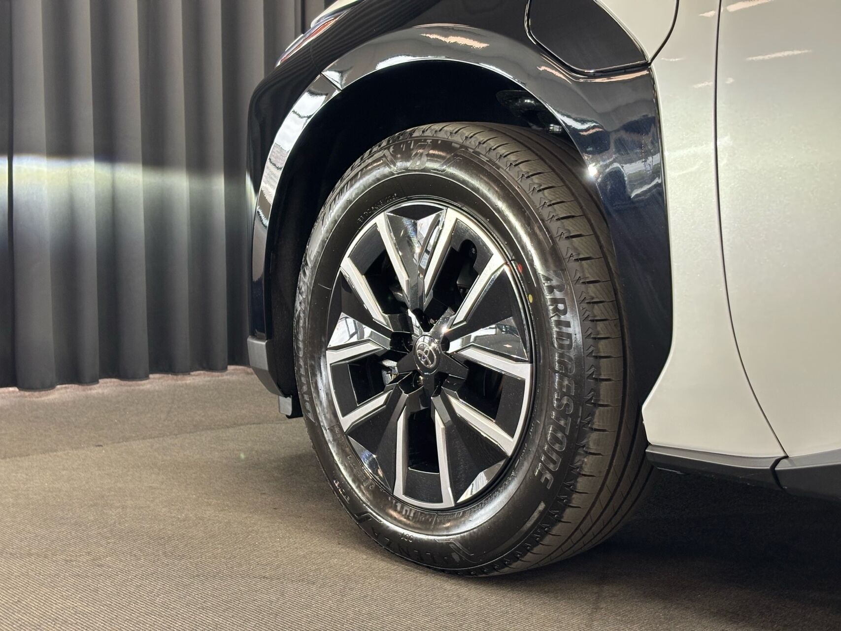 Hvid Toyota BZ4X fra 2026