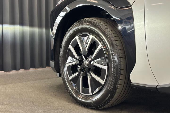 Hvid Toyota BZ4X fra 2026