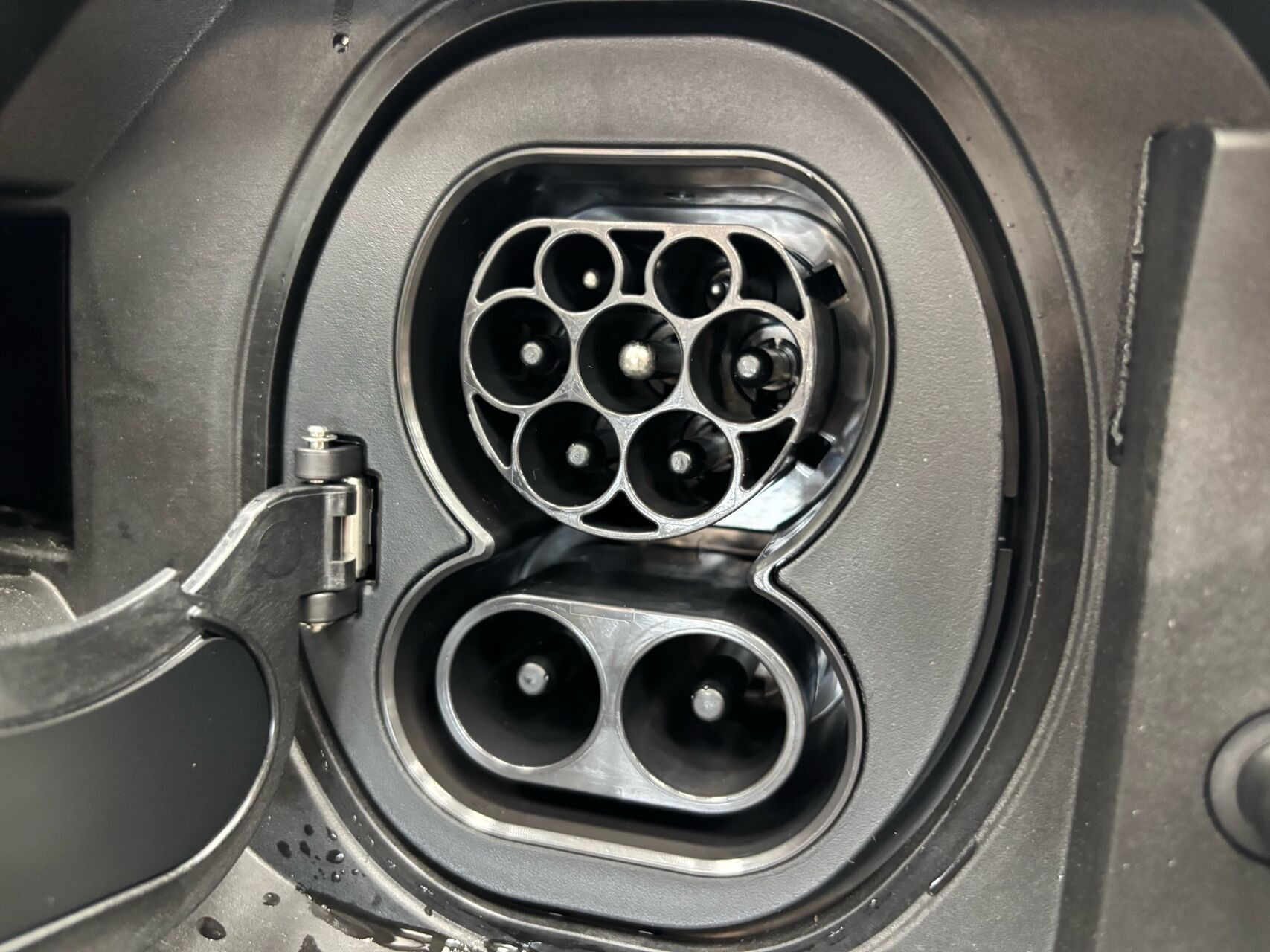 Hvid Toyota BZ4X fra 2026