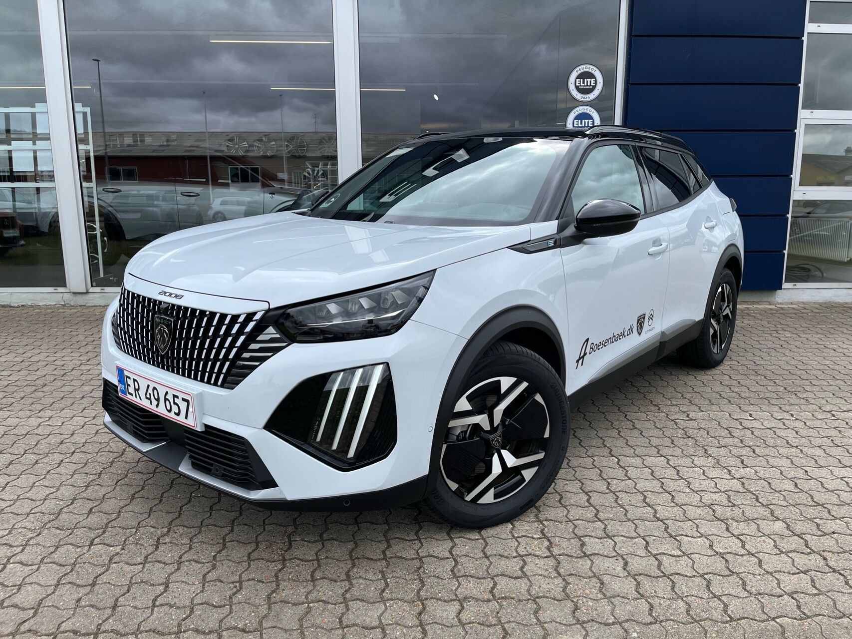 Hvid Peugeot e-2008 fra 2026