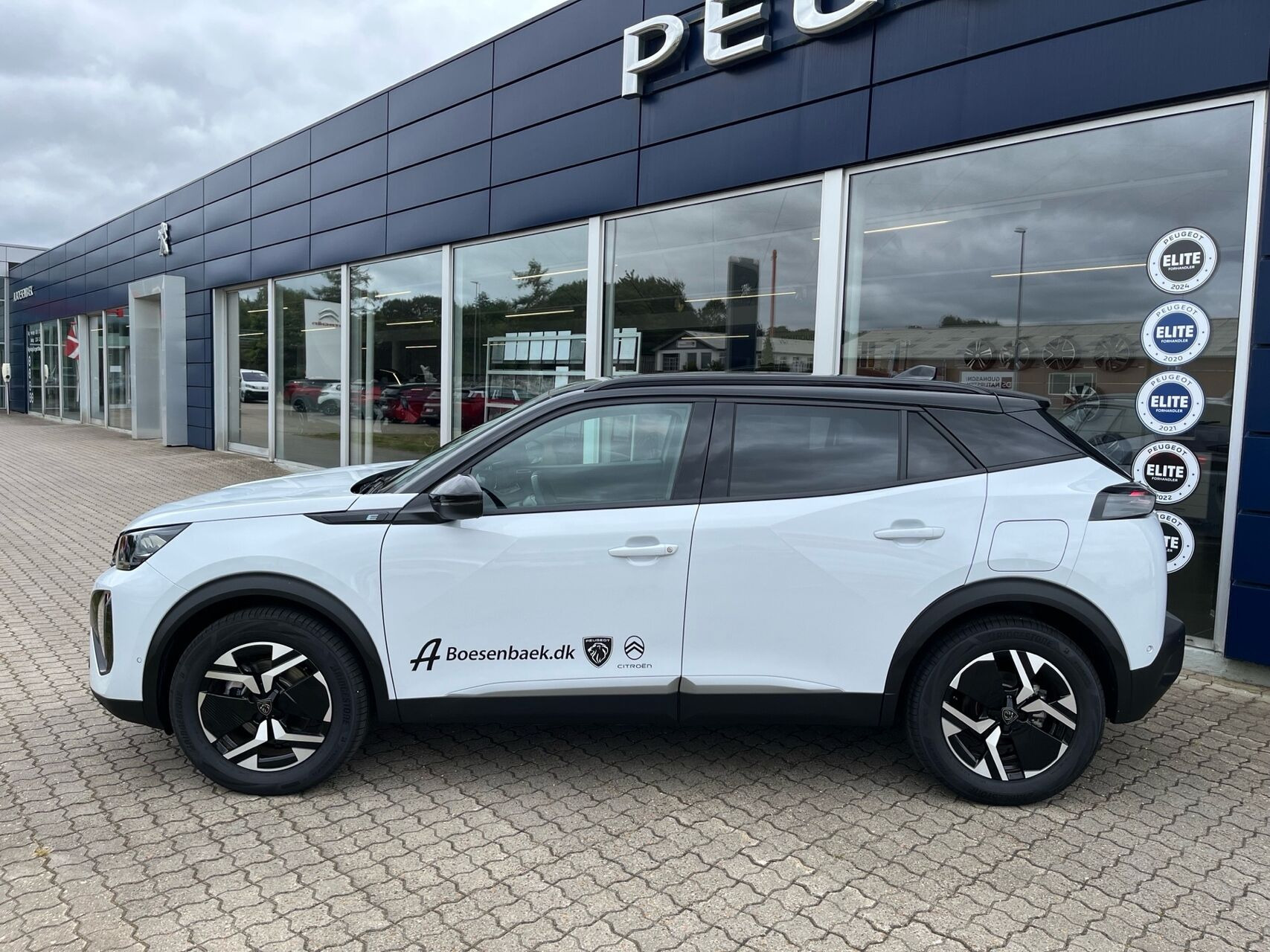 Hvid Peugeot e-2008 fra 2026