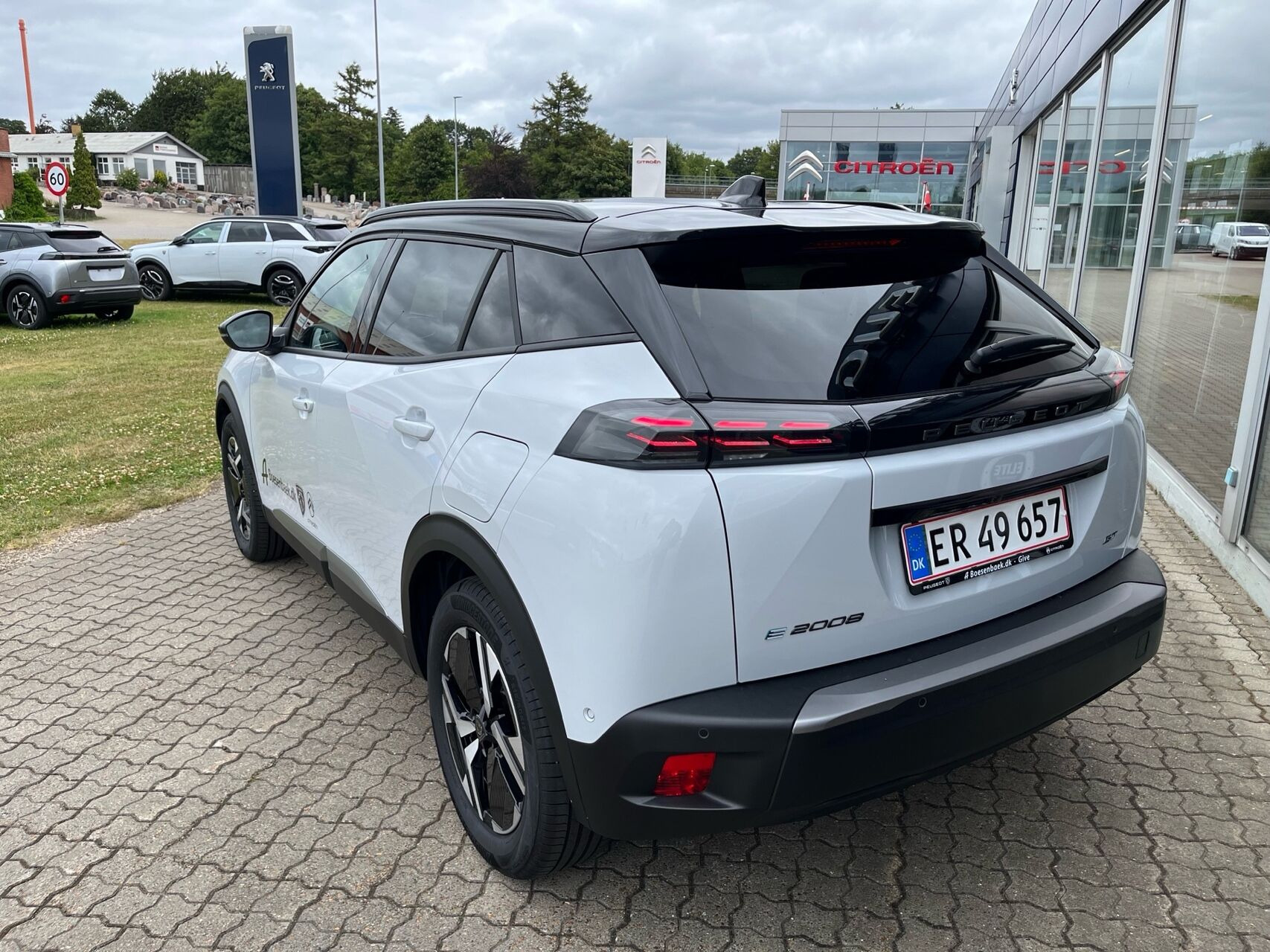 Hvid Peugeot e-2008 fra 2026