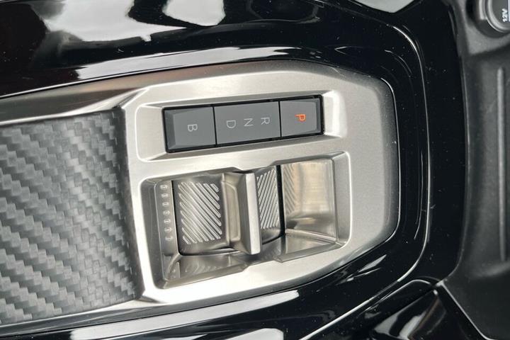 Hvid Peugeot e-2008 fra 2026