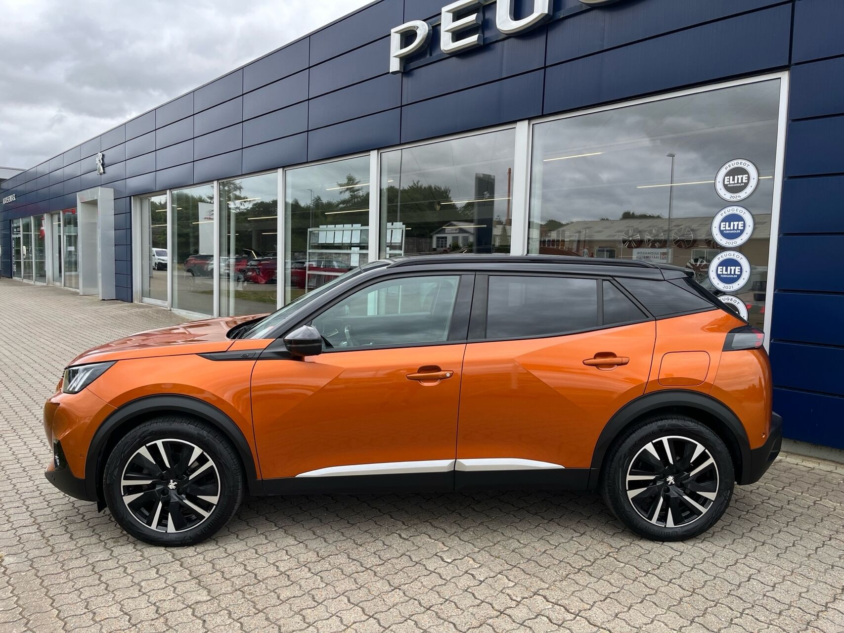 Orange Peugeot e-2008 fra 2020