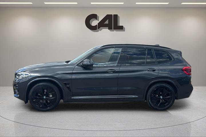 Grå BMW iX3 fra 2021