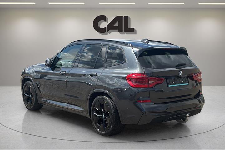 Grå BMW iX3 fra 2021